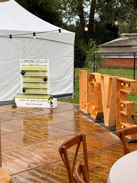 Limoncello Wall bij een feesttent op een buitenlocatie