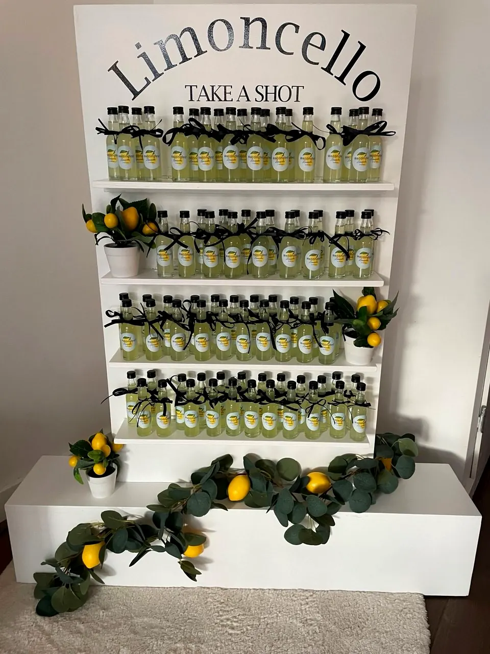 Witte Limoncello Wall met mini-flesjes, citroenen en groen