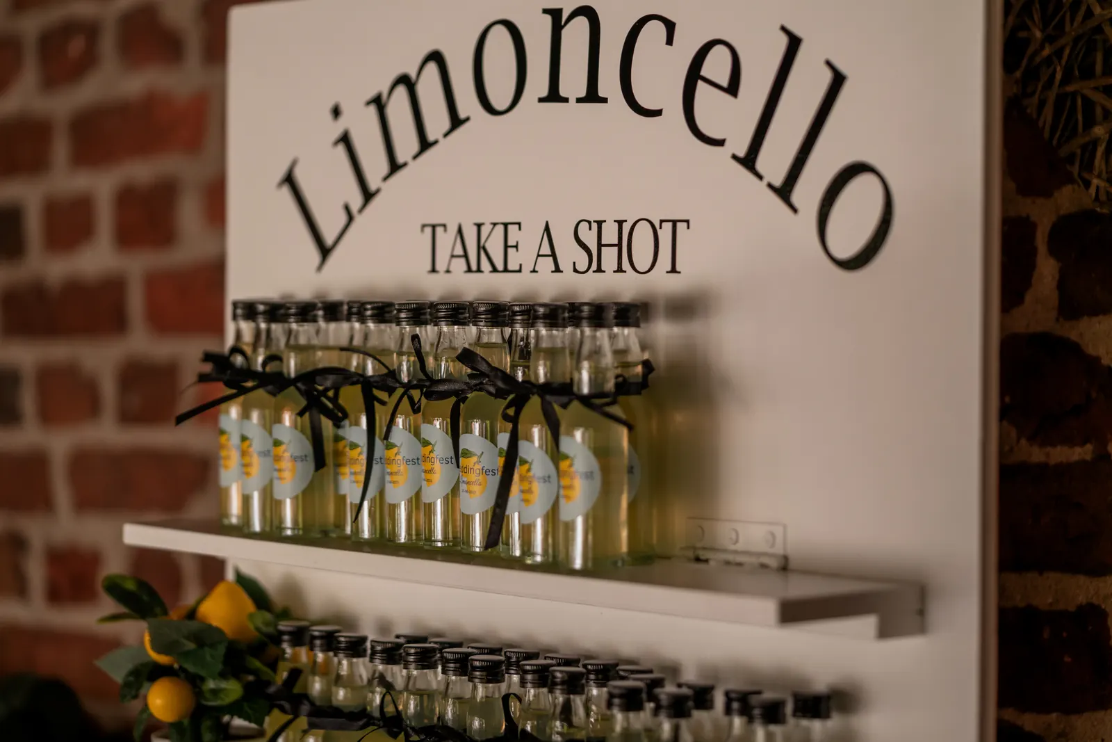Limoncello Wall met de tekst Take a Shot en flesjes met eigen etiketten